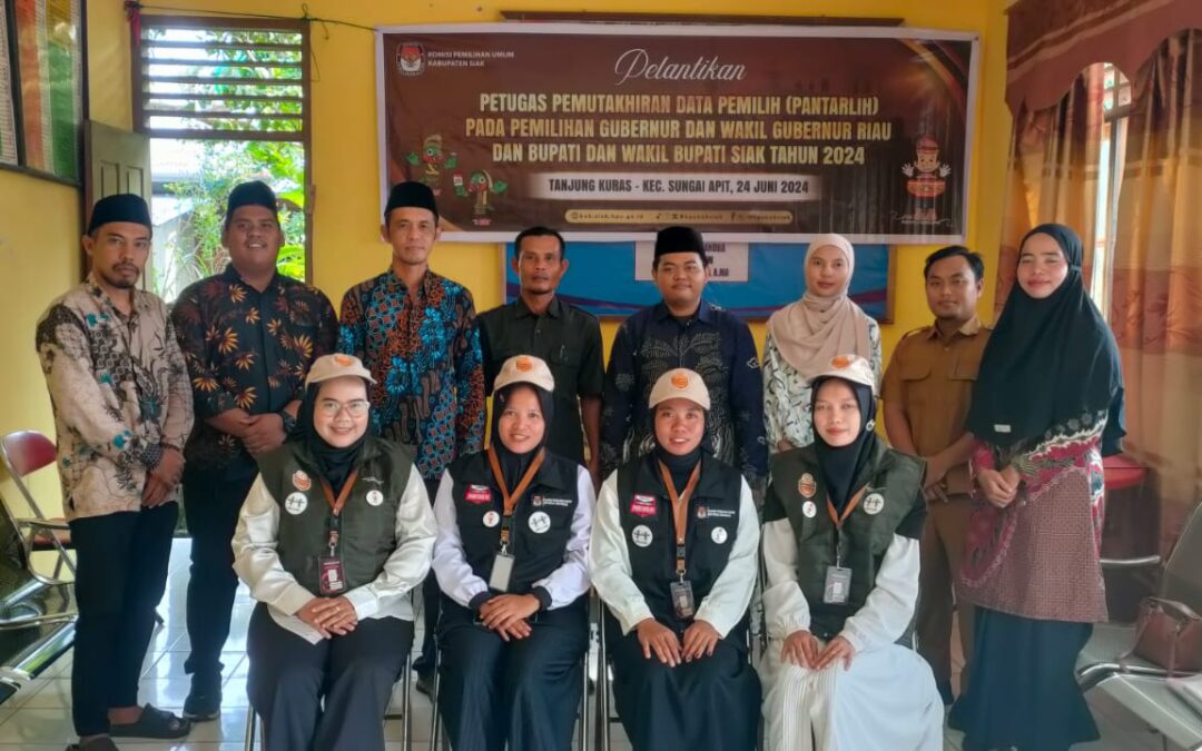 Pelantikan Petugas Pemutakhiran Data Pemilih (Pantarlih) pada Pemilihan Gubernur dan Wakil Gubernur Riau serta Bupati dan Wakil Bupati Siak Tahun 2024 di Kampung Tanjung Kuras